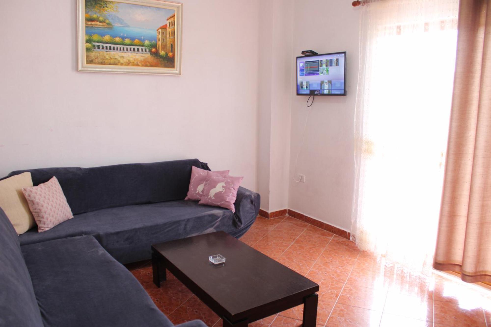 Crew Hostel Тирана Екстер'єр фото