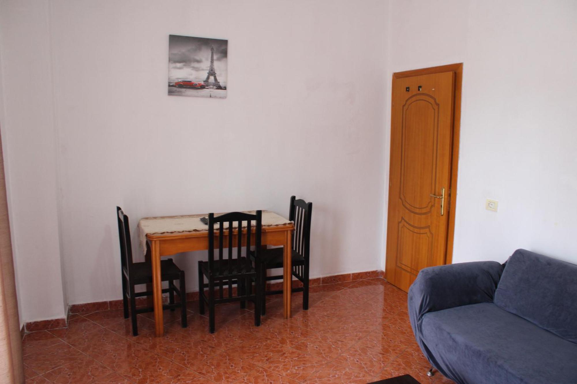 Crew Hostel Тирана Екстер'єр фото