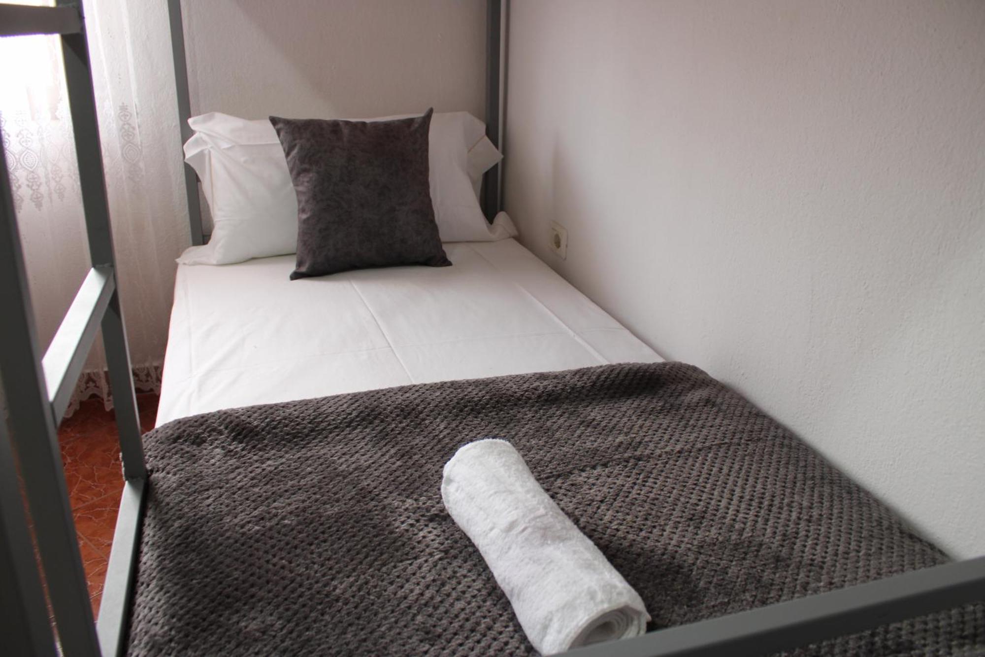 Crew Hostel Тирана Екстер'єр фото