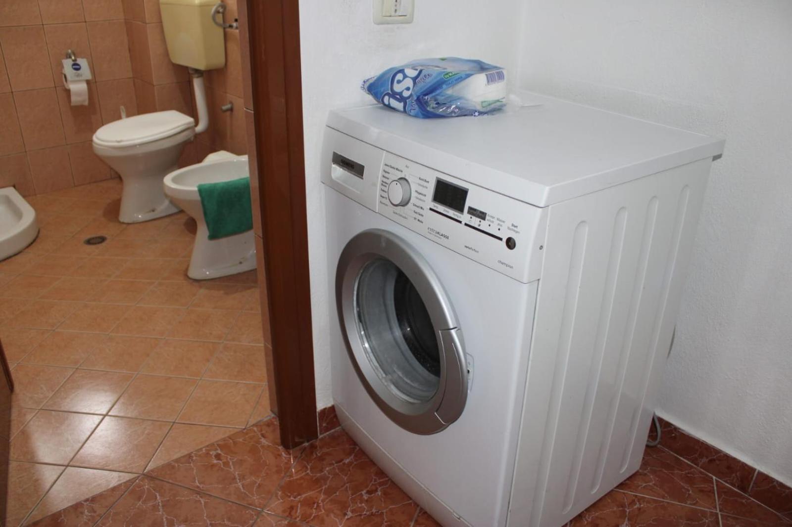 Crew Hostel Тирана Екстер'єр фото